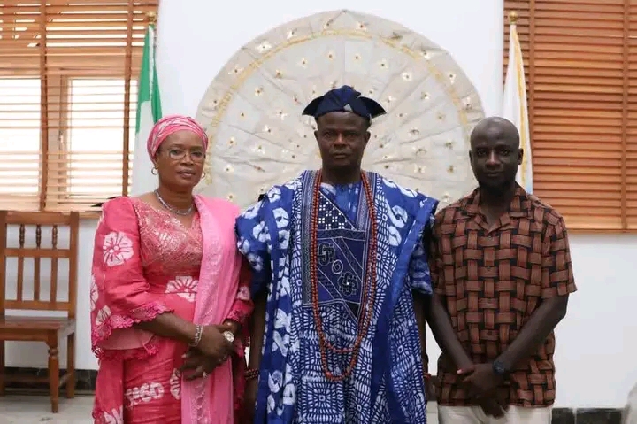 OBA OLUGBENLE BROKERS PEACE IN YEWA SOUTH APC CRISIS, RECONCILES AJAYI AND OREBIYI